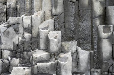 Svartifoss Şelalesi yakınlarındaki bazalt sütunlar ve altıgen sütunlar, Güneydoğu İzlanda 'daki Skaftafell Doğa Rezervi