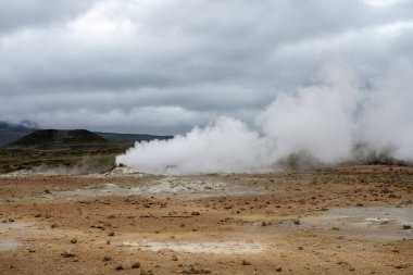 İzlanda, Geysir bölgesinde jeotermal aktif alanlar. Altın Halka olarak bilinen popüler turizm rotasında yer almaktadır.