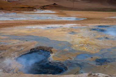 İzlanda, Geysir bölgesinde jeotermal aktif alanlar. Altın Halka olarak bilinen popüler turizm rotasında yer almaktadır.