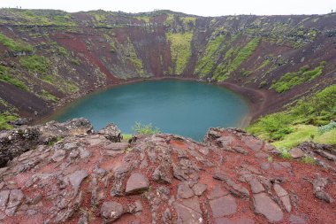 Kerid - İzlanda 'nın güneyinde, Selfoss kasabasının yakınında volkanik göl. Altın Halka olarak bilinen popüler turizm rotasında yer almaktadır.