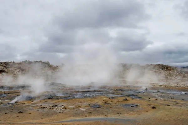 冰岛Geysir地区的地热活跃场 位于被称为 金戒指 的热门旅游路线上 — 图库照片