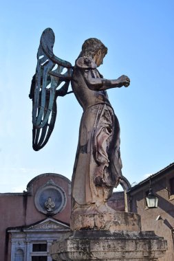 Baş melek Michael, Şeref Avlusunda dimdik duruyor, Castel Sant 'Angelo, Roma, İtalya