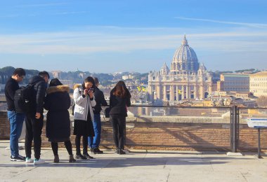 Roma, İtalya - 17 Ocak 2024 'te St. Peter Bazilikası' nın Sant 'Angelo, Roma, İtalya' daki gözlem güvertesinin yüksekliğinden görüldü.