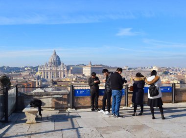 Roma, İtalya - 17 Ocak 2024 'te St. Peter Bazilikası' nın Sant 'Angelo, Roma, İtalya' daki gözlem güvertesinin yüksekliğinden görüldü.