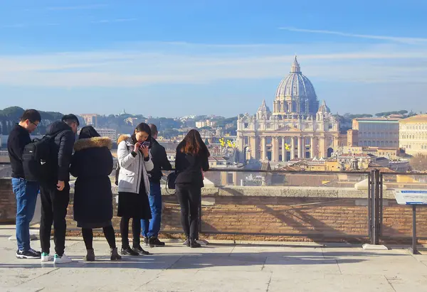 Roma, İtalya - 17 Ocak 2024 'te St. Peter Bazilikası' nın Sant 'Angelo, Roma, İtalya' daki gözlem güvertesinin yüksekliğinden görüldü.