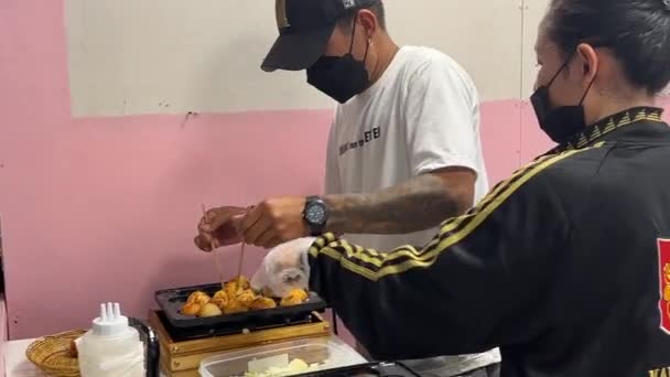 バンコク タイのストリートフードベンダー 料理を作る — ストック動画