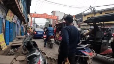 Agra, Hindistan 'da yoksulluk içinde yaşıyor. Fakir yaşam alanının sokaklarında yürüyorum.