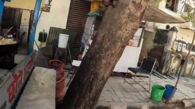 Agra, Hindistan 'daki sokak yemekleri satıcısı yemek yapıyor.
