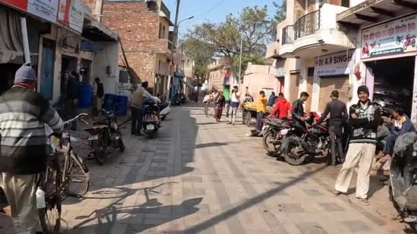 生活在印度阿格拉的贫困中 走在贫穷生活区的街道上 — 图库视频影像
