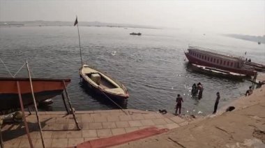 Varanasi Hindistan 'da Yürüyen Ganj Nehri
