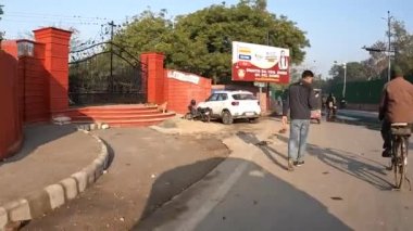 Agra Hindistan caddelerinde trafik var. 