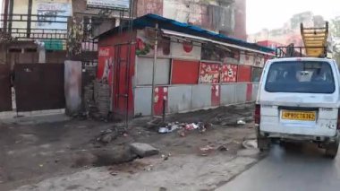 Agra Hindistan caddelerinde trafik var. 