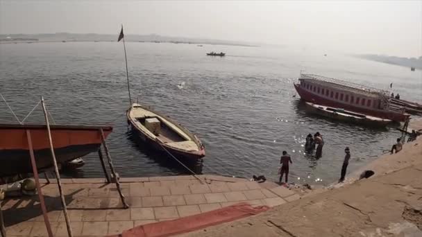 バラナシ島のガンジス川を歩く インド — ストック動画