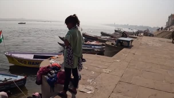 Walking Ganges River Varanasi India — Stock video