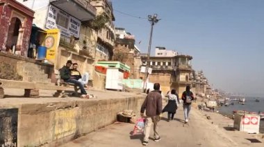 Yürüyen Ganj Nehri Varanasi Hindistan