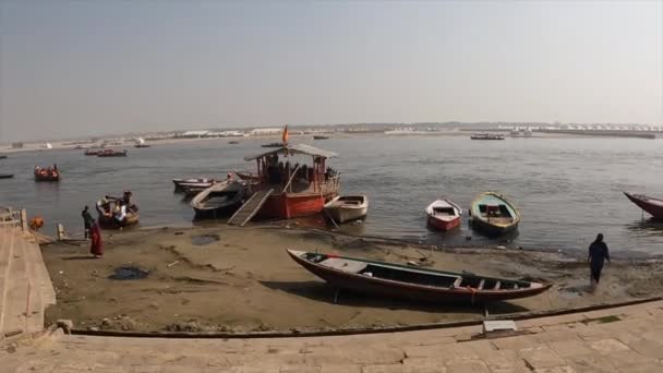 Wandelen Ganges Rivier Varanasi India — Stockvideo