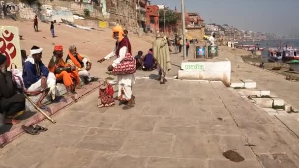 Caminhada Rio Ganges Varanasi Índia — Vídeo de Stock