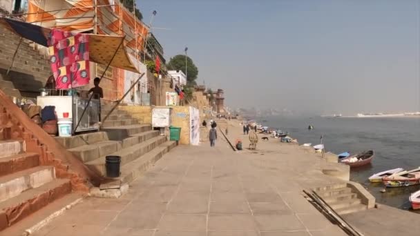Περπατώντας Γάγγης Ποταμού Varanasi Ινδία — Αρχείο Βίντεο