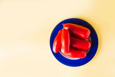 Sarı arkaplanda taze domatesler.