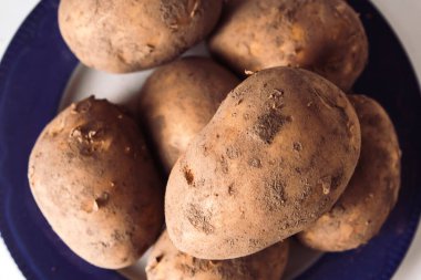 Tabakta patatesler, yükseltilmiş manzara.