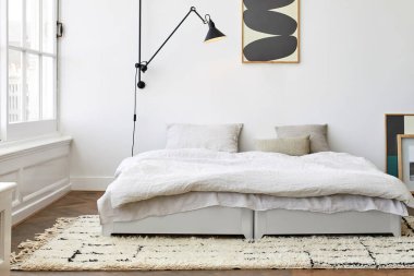 Minimum İskandinav tarzında modern lüks yatak odası.