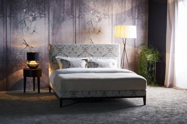 Minimum İskandinav tarzında modern lüks yatak odası.