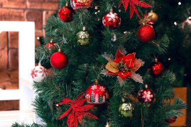 Noel ağacını mücevherler ve süslemelerle kapatın.