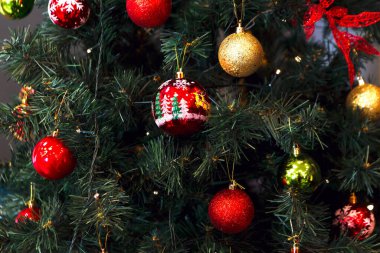Noel ağacını mücevherler ve süslemelerle kapatın.