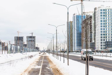 Modern şehirde yeni binalar. Modern bir şehir manzarası. Yeni yerleşim olmayan konut