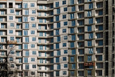 Bir konut binasının tadilatı. Pencerelerin yanında inşaat beşiği