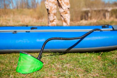 Mavi kauçuk bot ve çimlere pompa