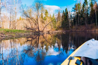 Kayıktaki ağaçlar ve nehirlerle dolu bahar manzarası