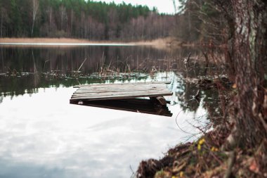 Nehirdeki ahşap sal, bahar arkaplanı.