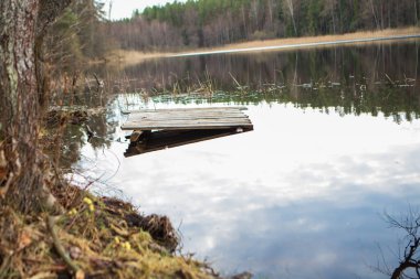 Nehirdeki ahşap sal, bahar arkaplanı.