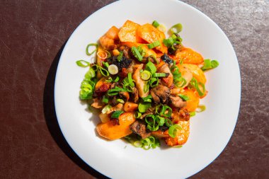 Tabakta kızarmış et ve patates.