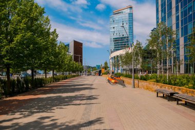 Vilnius Litvanya - 13 Haziran 2024: Vilnius Anayasa Bulvarı, Vilnius İş Şehri Merkezi