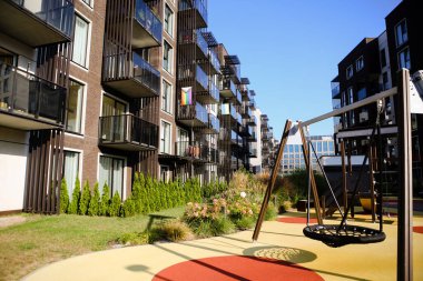 Vilnius Litvanya 11 Eylül 2024: Modern Avrupa yerleşim yeri. Modern bir alanda çocuk parkı