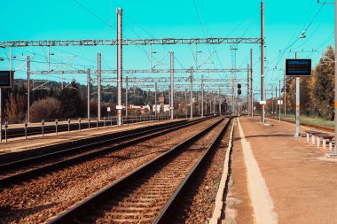 Tren yolu, Avrupa tren istasyonu Platformu Hiç kimse
