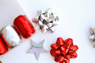 Beyaz arka planda gümüş ve kırmızı parlak Noel süslemeleri