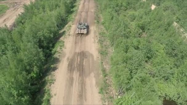 Ruská Invaze Ukrajině Srpen 2022 Letecký Záběr Tank Jízdy Polní — Stock video