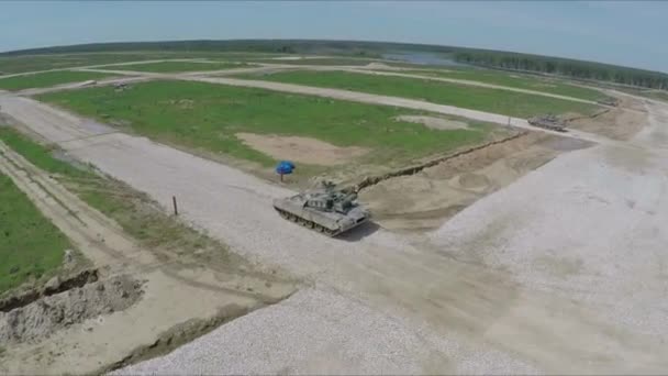 Invasión Rusa Ucrania Agosto 2022 Volar Sobre Los Dos Tanques — Vídeos de Stock