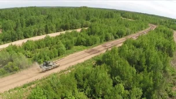 Ryska Invasionen Ukraina Augusti 2022 Flygfoto Tank Rör Sig Längs — Stockvideo