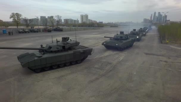 俄罗斯入侵乌克兰 2022年8月 坦克纵队离开军事基地的空中视图 — 图库视频影像