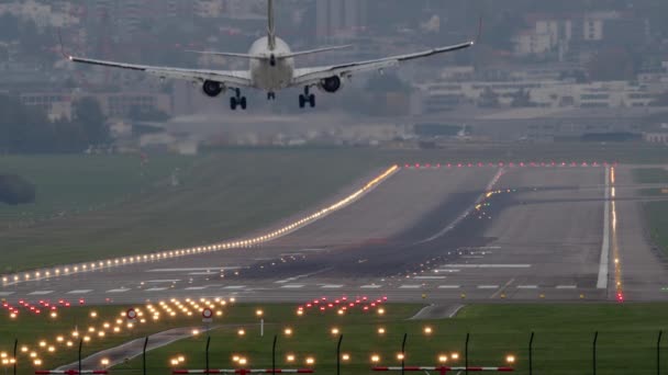 Slow Motion Passagerarflygplan Landar Flygplatsen Banan Upplyst Starka Markeringsljus Mot — Stockvideo