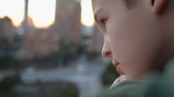 Närbild Tonårspojke Som Lutar Sig Mot Balkongens Ledstång Och Stirrar — Stockvideo