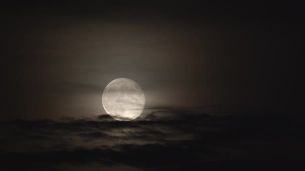 Largo Tiro Gran Luna Gris Detrás Nubes Que Mueven Lentamente — Vídeo de stock