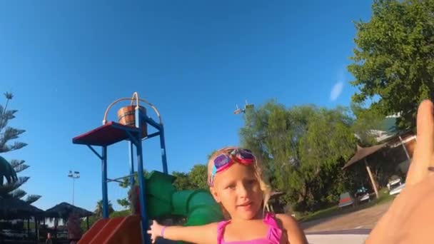 Zeitlupe Ein Kleines Blondes Mädchen Rosa Badeanzug Und Brille Spielt — Stockvideo