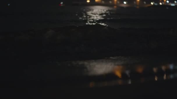 Primer Plano Ola Del Mar Rodando Playa Vista Nocturna Agua — Vídeos de Stock