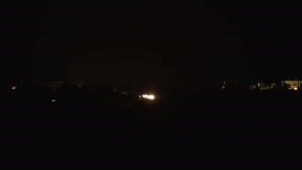 Trei Mașini Deplasează Lungul Drumului Rural Înfășurat Noapte Neagră Pitch — Videoclip de stoc