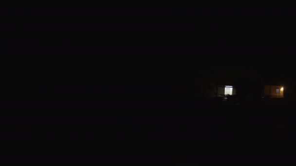 Pitch Noche Oscura Coche Pasando Por Campo Faros Alumbrando Camino — Vídeo de stock